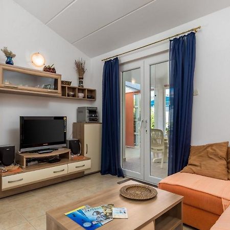 Rona Apartment Aurora Novalja Buitenkant foto