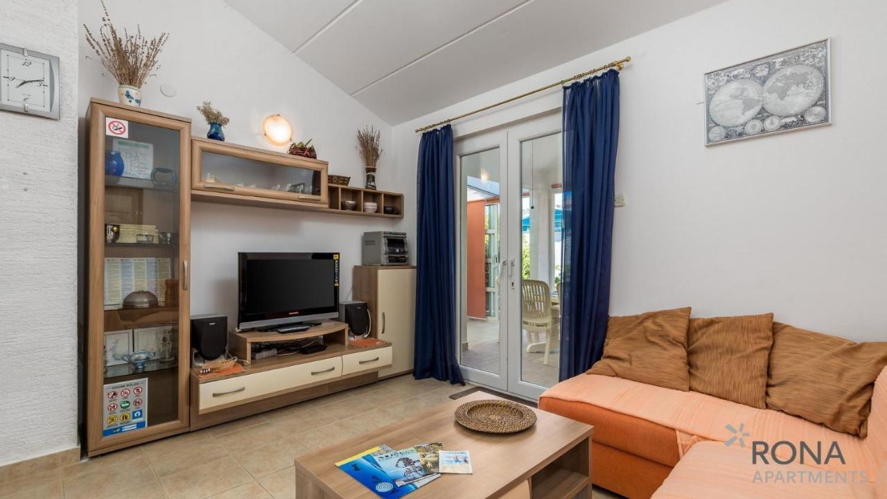 Rona Apartment Aurora Novalja Buitenkant foto