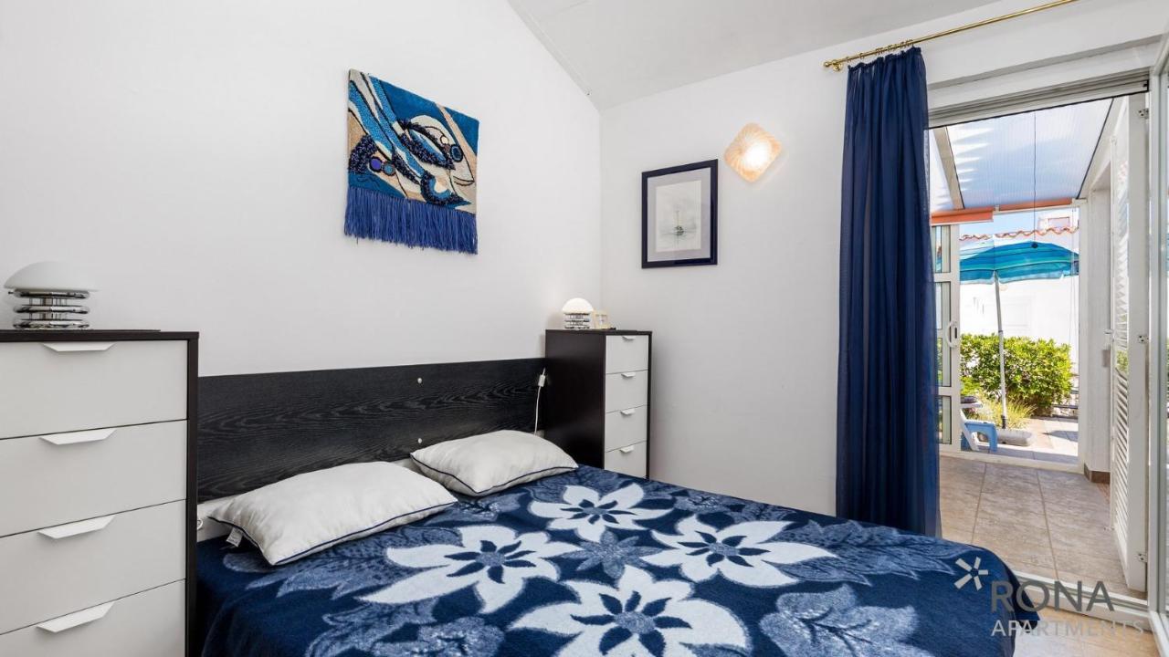 Rona Apartment Aurora Novalja Buitenkant foto
