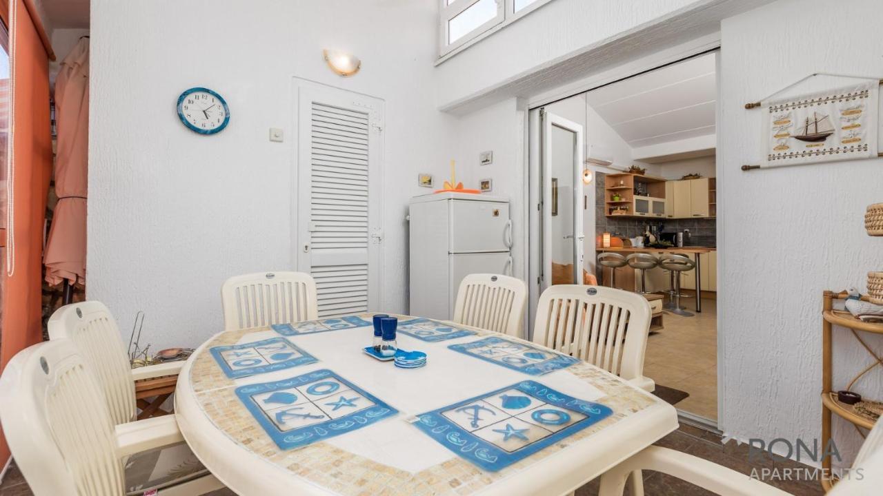 Rona Apartment Aurora Novalja Buitenkant foto