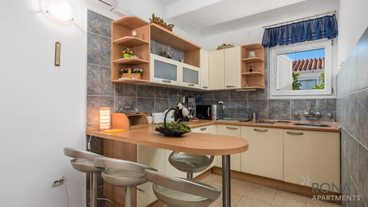 Rona Apartment Aurora Novalja Buitenkant foto
