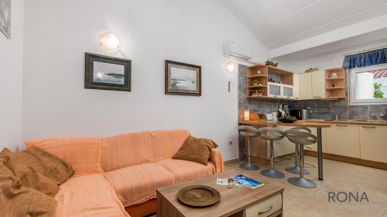 Rona Apartment Aurora Novalja Buitenkant foto